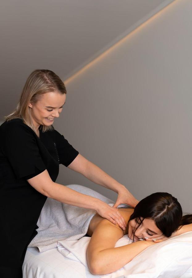 Runo Hotel Porvoo Extérieur photo A chiropractor treating a patient