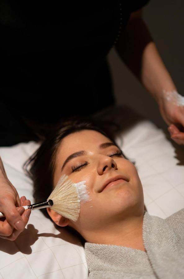 Runo Hotel Porvoo Extérieur photo A woman receiving a facial